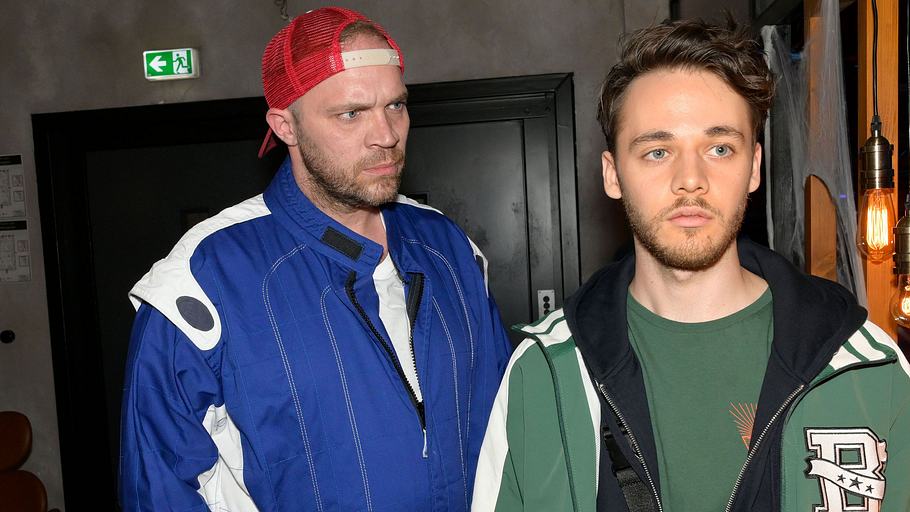 Erik schaut Robin böse an.