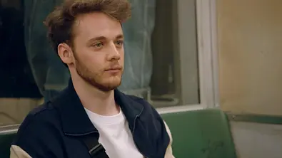GZSZ-Szene Robin sitzt in der U-Bahn - Foto: RTL