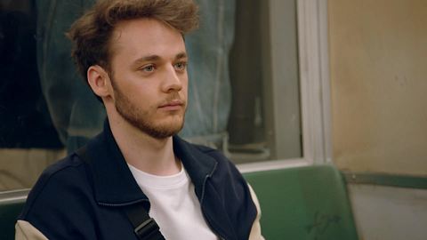 GZSZ-Szene Robin sitzt in der U-Bahn - Foto: RTL