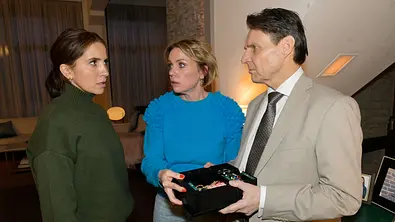 Yvonne und Gerner schauen Laura panisch an. - Foto: RTL / Rolf Baumgartner