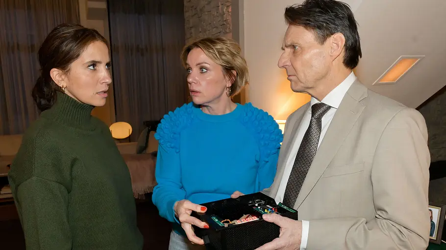 Yvonne und Gerner schauen Laura panisch an.