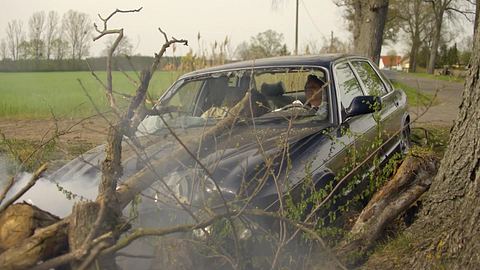 GZSZ-Szene: Gerner und Paulina sitzen im völlig demolierten Auto, nachdem sie gerade mit einem Baum kollidiert sind - Foto: RTL