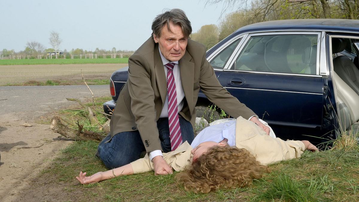 GZSZ-Szene: Jo Gerner kniet neben der schwerverletzten Paulina nach einem Autounfall