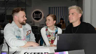 GZSZ-Szene: Jonas, Johanna und Moritz arbeiten zusammen an Jonas Musikkarriere  - Foto: RTL / Rolf Baumgartner