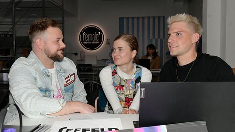 GZSZ-Szene: Jonas, Johanna und Moritz arbeiten zusammen an Jonas Musikkarriere  - Foto: RTL / Rolf Baumgartner