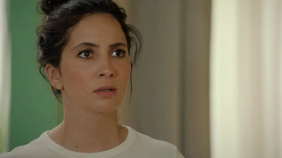 Laura schaut schockiert nach vorne.