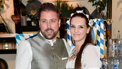 GZSZ-Star Felix Jascheroff und Ehefrau Alexandra Sophie in typischer Wiesn-Tracht. - Foto: IMAGO / Future Image