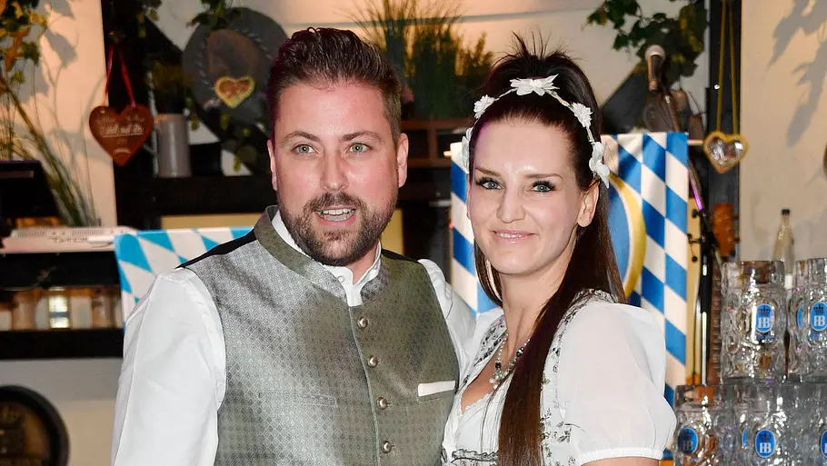Felix Jascheroff: Heimliche Hochzeit GZSZ-Star Felix Jascheroff und Ehefrau Alexandra Sophie in typischer Wiesn-Tracht.