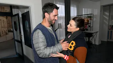 Emily und Tobias lächeln sich an, während sie sich in den Armen halten. - Foto: RTL / Rolf Baumgartner Emily und Tobias lächeln sich an, während sie sich in den Armen halten. - Foto: RTL / Rolf Baumgartner