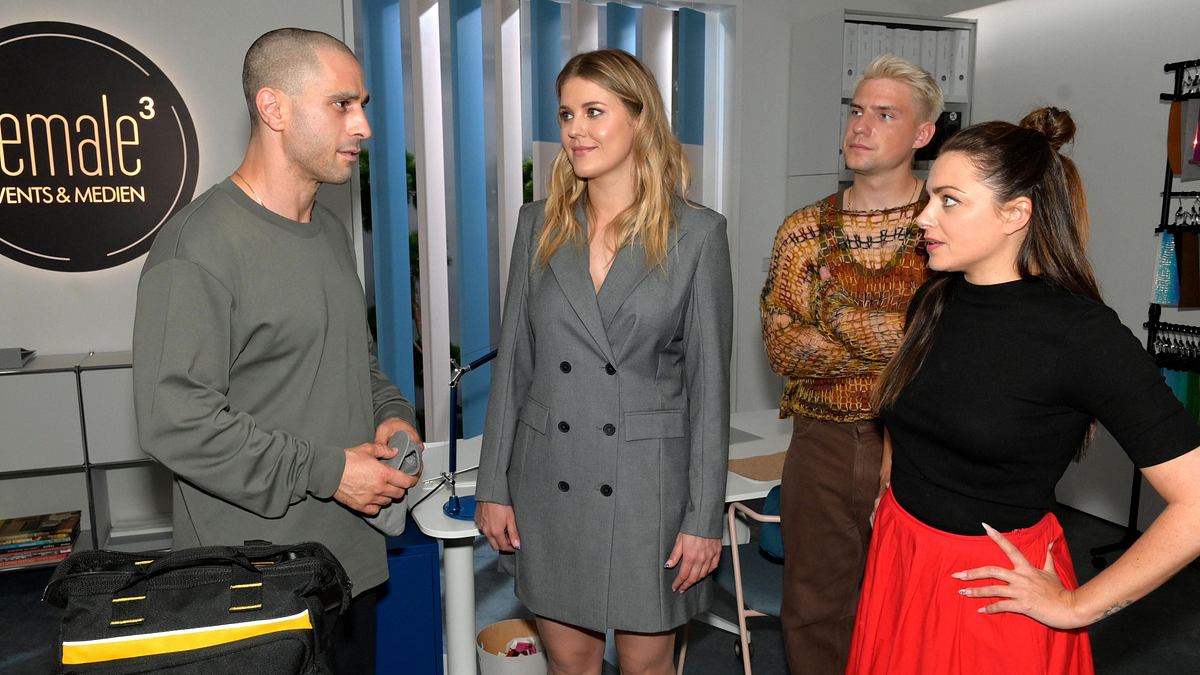 GZSZ-Szene: Tobias steht nervös in der Agentur vor Jessica, Emily und Moritz