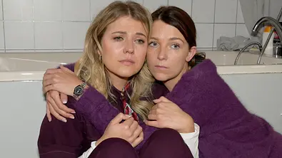 Alicia in Tränen, während Lilly sie umarmt. - Foto: RTL / Rolf Baumgartner