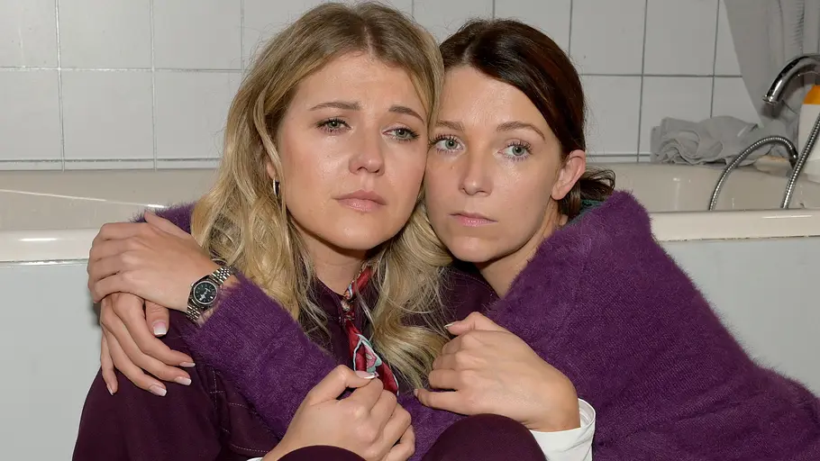 Alicia in Tränen, während Lilly sie umarmt.