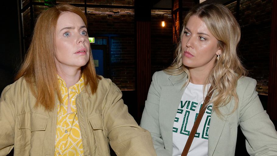 Toni ist eifersüchtig auf Matilda. Toni schaut ernst, während Alicia sie skeptisch anblickt.