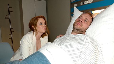GZSZ-Szene: Toni wacht an Eriks Krankenbett in der Klinik, nachdem er vor der Hochzeit fast erfroren wäre. - Foto: RTL / Rolf Baumgartner