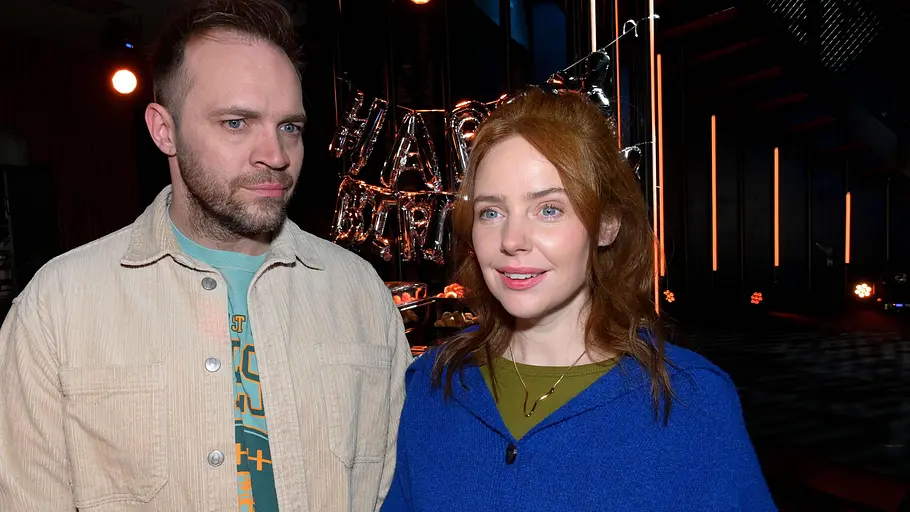 Erik schaut gedankenverloren, Toni lächelt.