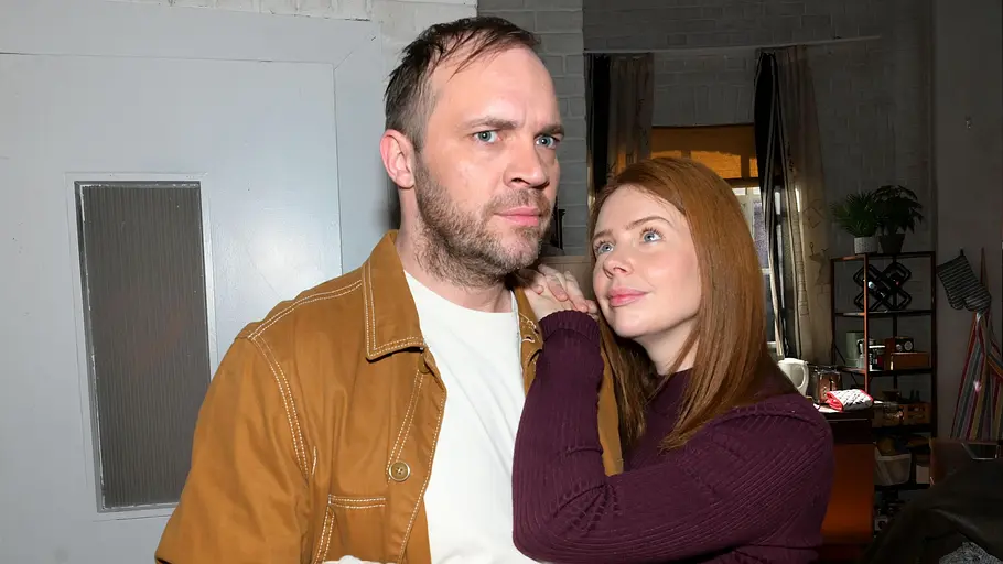 Erik hat Toni gegenüber ein schlechtes Gewissen. Erik schaut ernst, während Toni ihn verliebt anblickt.