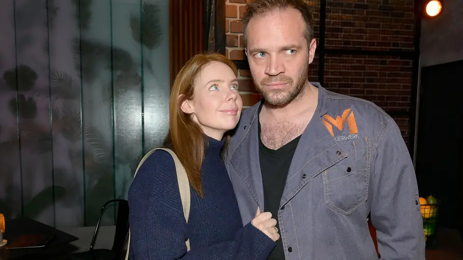 Erik lügt Toni weiter an. Erik schaut genervt zur Seite, während Toni zu ihm aufblickt.