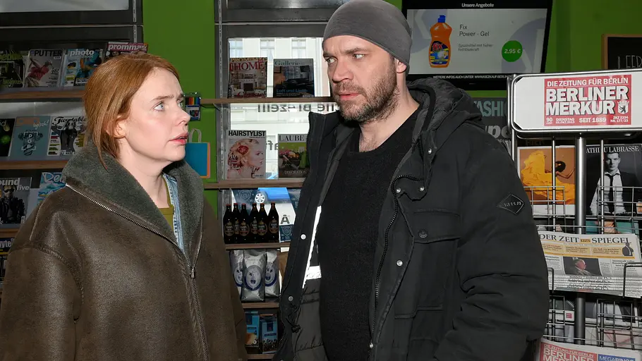 Erik und Toni schauen sich skeptisch an.