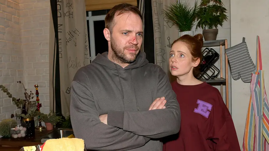 Toni schaut entsetzt, Erik hat die Arme verschränkt.