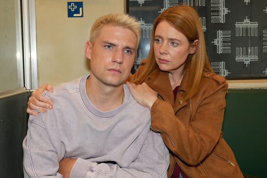 GZSZ-Szene: Toni sitzt neben Moritz und redet ihm ins Gewissen