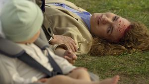GZSZ-Szene: Nach einem Unfall liegt Paulina verwundet im Gras und blickt au ihre Tochter, die noch angeschnallt im Kindersitz sitzt. - Foto: RTL