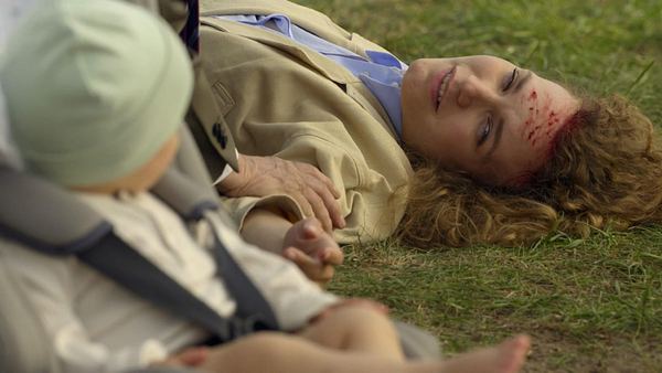 GZSZ-Szene: Nach einem Unfall liegt Paulina verwundet im Gras und blickt au ihre Tochter, die noch angeschnallt im Kindersitz sitzt. - Foto: RTL