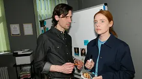 Holger Schmitt (Timo Hastenpflug) und Toni (Olivia Marei) diskutieren an einem Whiteboard über die Verdächtigen - Foto: RTL / Rolf Baumgartner