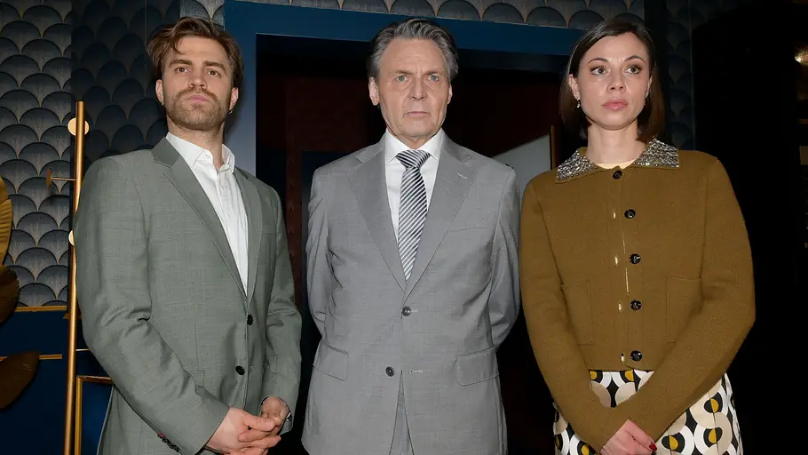 Julian, Gerner und Matilda stehen ernst nebeneinander.