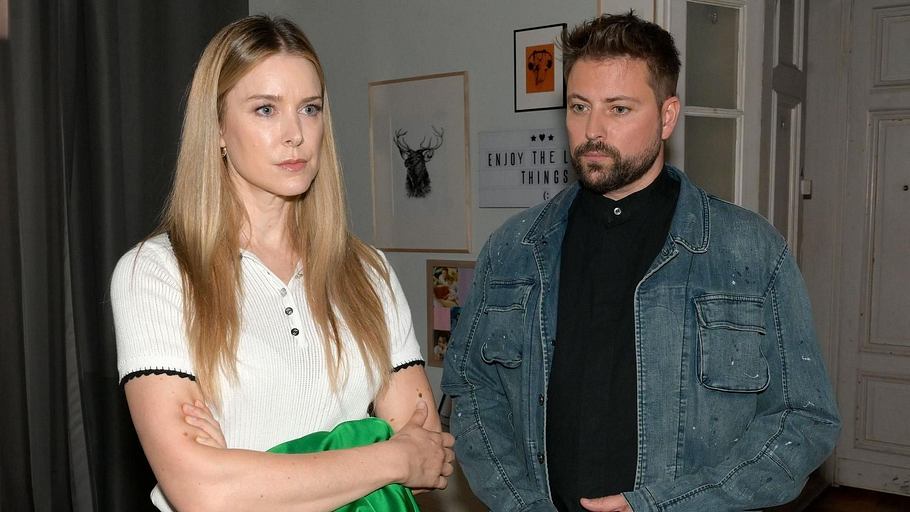 GZSZ-Szene: Jessica steht neben John und macht ihm klar, dass sie nicht mehr für ihn lügen will