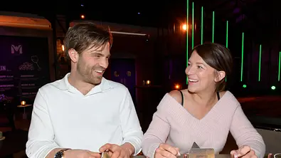 GZSZ: Lilly lenkt sich mit Julian ab – und die beiden landen im Bett - Foto: RTL / Rolf Baumgartner