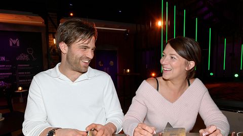 GZSZ: Lilly lenkt sich mit Julian ab – und die beiden landen im Bett - Foto: RTL / Rolf Baumgartner
