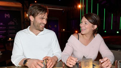 GZSZ: Lilly lenkt sich mit Julian ab – und die beiden landen im Bett - Foto: RTL / Rolf Baumgartner