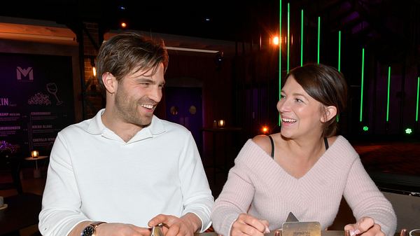 GZSZ: Lilly lenkt sich mit Julian ab – und die beiden landen im Bett - Foto: RTL / Rolf Baumgartner