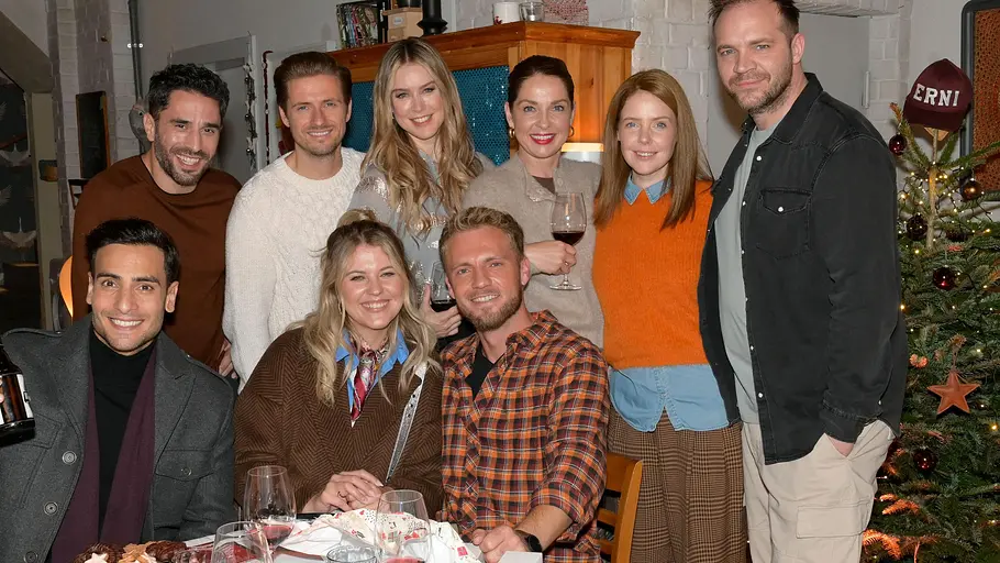 Weihnachten in der WG! Die WG feiert gemeinsam Weihnachten.