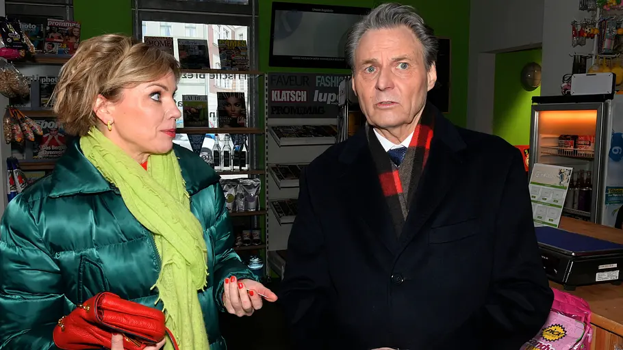 Hat Yvonne noch Gefühle für Gerner? Yvonne schaut einen nachdenklichen Gerner abwartend an.