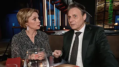 Yvonne und Gerner sitzen zusammen im Mauerwerk. - Foto: RTL / Rolf Baumgartner