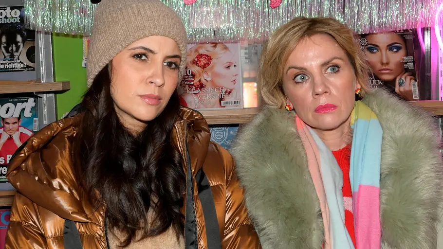 Yvonne kommt hinter Lauras Geheimnis. Laura und Yvonne schauen ernst nach vorne.