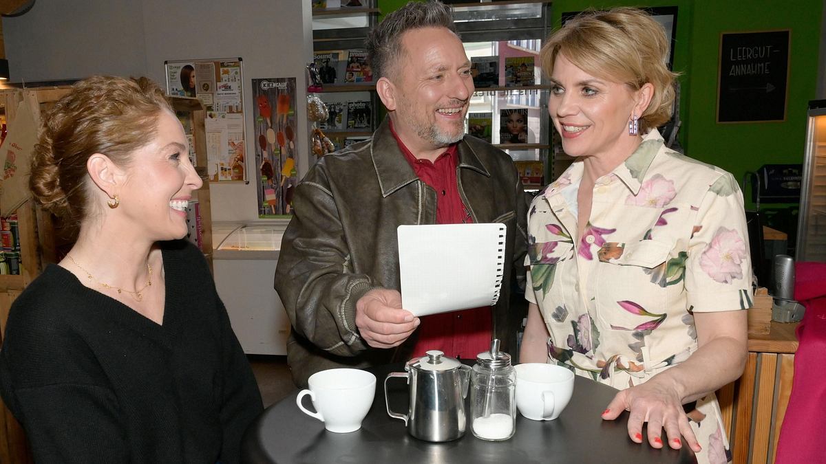 GZSZ-Szene: Michi, Yvonne und Nina stehen beisammen im Späti