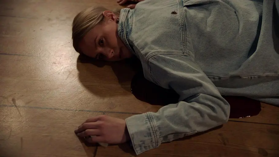 Zoe liegt in einer Blutlache am Boden.