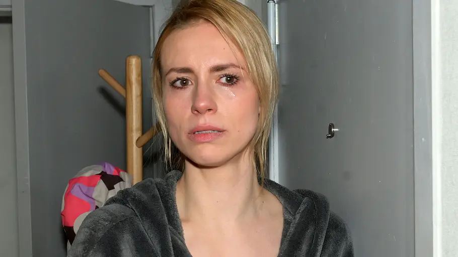 Zoe mit Tränen in den Augen in einer GZSZ-Szene