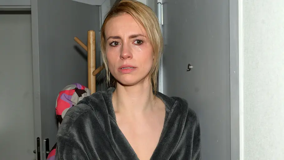 Zoe macht einen folgenschweren Fehler. Zoe schaut mit Tränen in den Augen nach vorne.