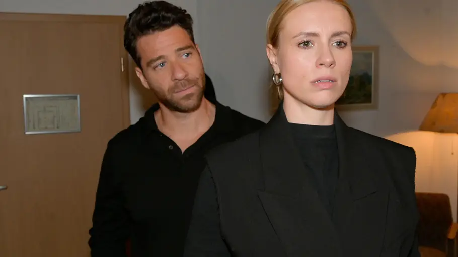 Carlos wird mit dem Mord im Kiez zu tun haben. Carlos schaut Zoe zweifelt an, die wirkt entsetzt.