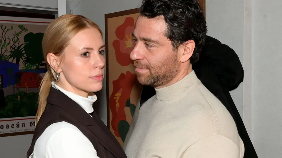 Zoe schaut gedankenverloren, während Carlos sie anschaut.