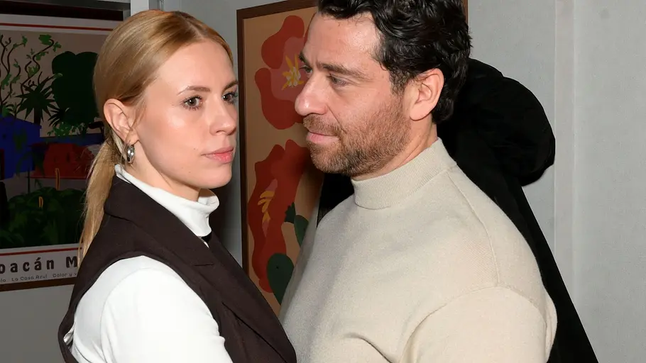 Zoe setzt sich überraschend selbstlos für Carlos ein. Zoe und Carlos umarmen sich.