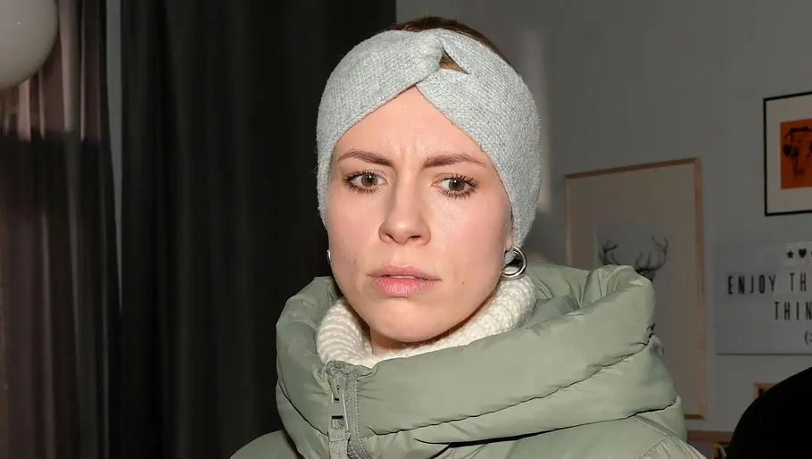 Zoe ist in Sorge um Clara. Zoe schaut gedankenverloren nach unten.