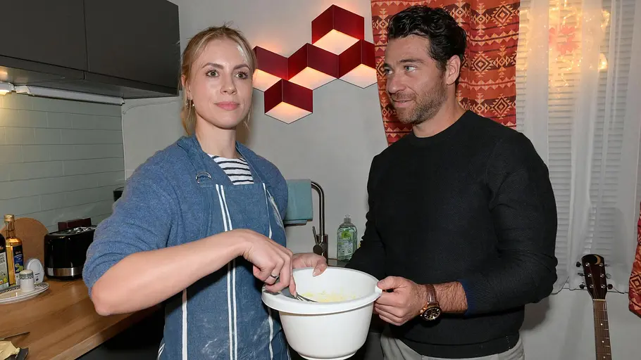 Zoe kämpft mit ihren Dämonen. Zoe und Carlos beim Backen, beide lächeln.