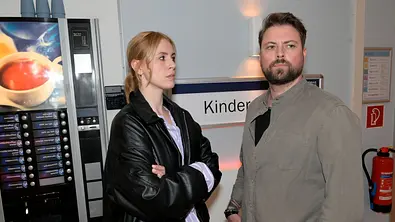 Zoe schaut John ernst mit verschränkten Armen an. - Foto: RTL / Rolf Baumgartner
