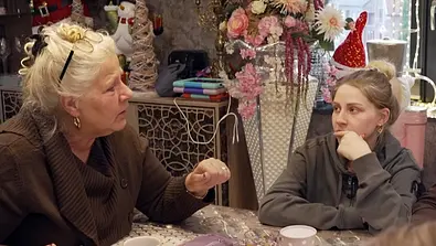 Silvia Wollny sitzt mit Loredana und Servet am Tisch und redet erregt auf sie ein.  - Foto: RTLZWEI