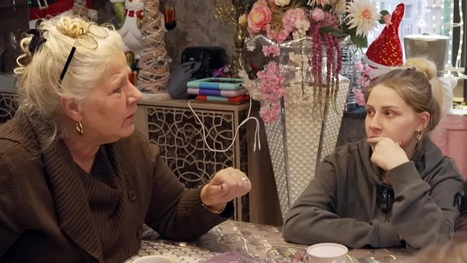 Silvia Wollny sitzt mit Loredana und Servet am Tisch und redet erregt auf sie ein. 