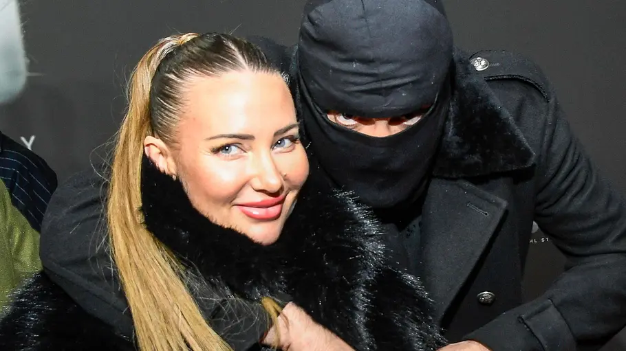Nina Anhan und ihr Mann Aykut Anhan alias Haftbefehl Nina Anhan und ihr Mann Aykut Anhan alias Haftbefehl posieren auf dem roten Teppich.